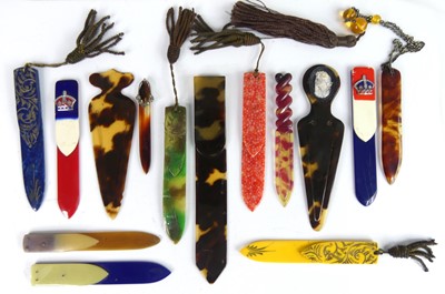 Lot 35 - A collection of early 20th century bakelite,...