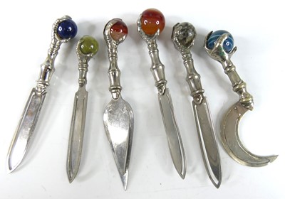 Lot 13 - A collection of six Victorian hardstone set...