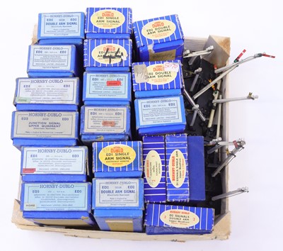 Lot 451 - A collection of Hornby Dublo electric and hand-...