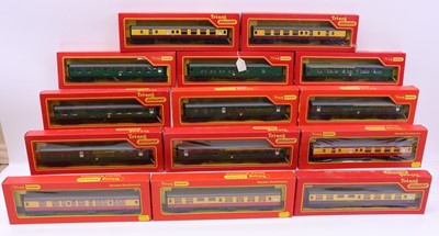 Lot 692 - One tray containing various Triang 00 gauge...