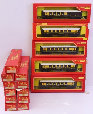 Lot 686 - One tray containing various Triang 00 gauge...
