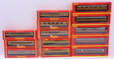 Lot 608 - A mixed collection of 00 gauge coaches, to...