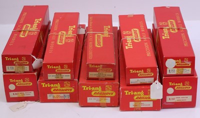 Lot 672 - Five Triang 00 gauge multiple units, to...