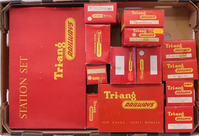 Lot 708 - Triang 00 gauge accessories to include a...
