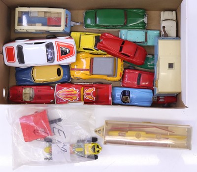 Lot 121 - 19 various loose Dinky Toys diecasts and...