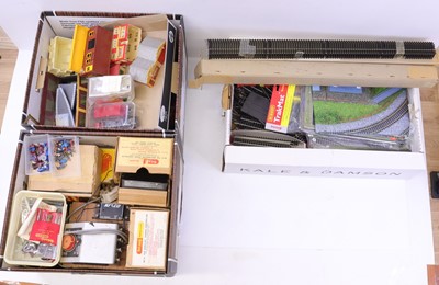 Lot 682 - Three trays containing various Triang 00 gauge...