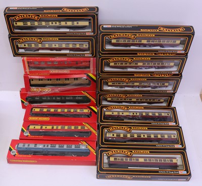 Lot 582 - One tray containing various 00 gauge coaches,...