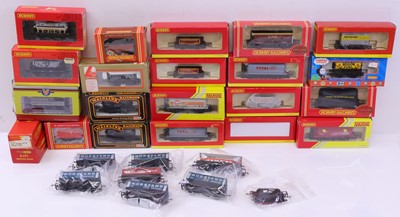 Lot 583 - One tray containing various 00 gauge wagons,...