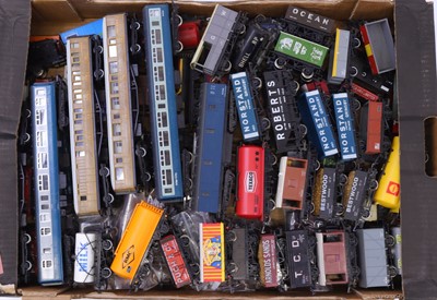 Lot 585 - One tray containing various 00 gauge unboxed...