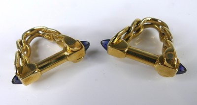 Lot 2535 - A pair of yellow metal graduated curblink and...