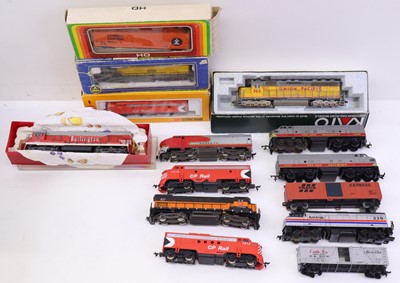 Lot 930 - A collection of various HO gauge locos and...