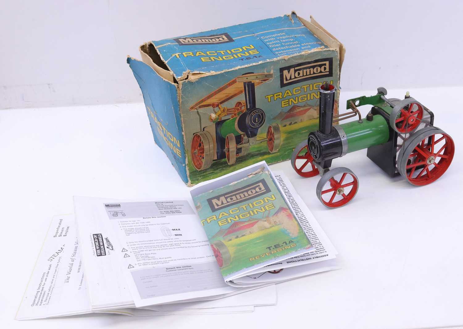 Lot 1 - Mamod TE1A traction engine, in green, with red...
