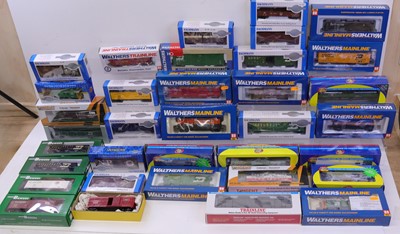Lot 946 - Two trays containing various HO gauge wagons,...