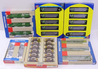 Lot 947 - A collection of various HO gauge wagon...