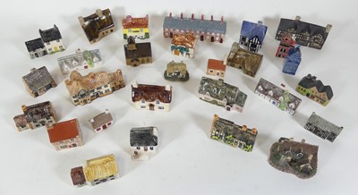 Lot 59 - A collection of 28 period collectable pottery...