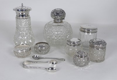 Lot 332 - An Edwardian scent bottle, having a hobnail...