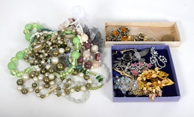 Lot 223 - A collection of miscellaneous costume...