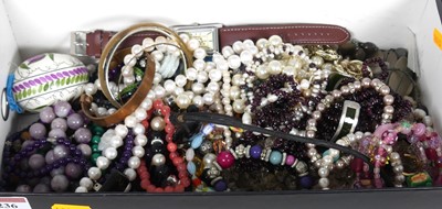 Lot 236 - A collection of assorted costume jewellery to...