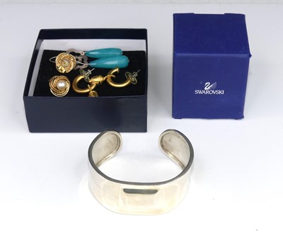 Lot 402 - A Swarovski crystal glass ring; together with...