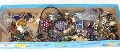 Lot 262 - A collection of assorted costume jewellery to...