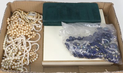Lot 266 - A collection of assorted costume jewellery a...