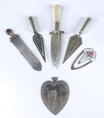 Lot 389 - A collection of Edwardian silver and white...