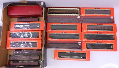 Lot 938 - Tray containing Rivarossi HO gauge American...