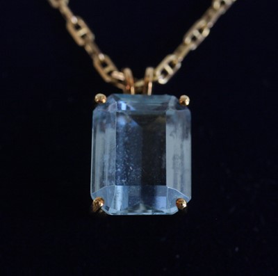 Lot 2191 - An 18ct yellow gold and aquamarine...