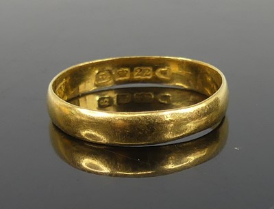 Lot 2193 - A 22ct gold 3.45mm D-shaped wedding ring, size...