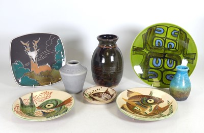Lot 156 - A collection of 20th century ceramics, to...