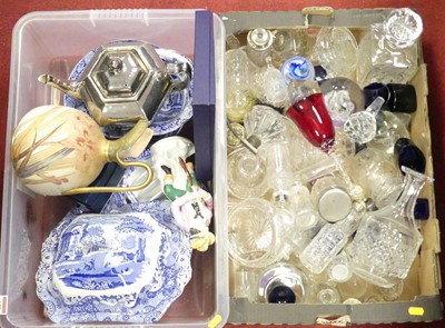 Lot 172 - A collection of ceramics and glass, to include...