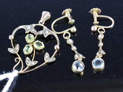 Lot 394 - An Edwardian 9ct gold seed pearl and green...