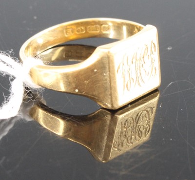 Lot 402 - A gent's 18ct gold signet ring, with engraved...