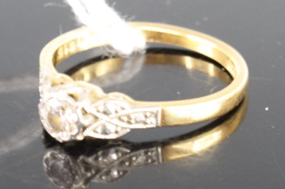 Lot 420 - An 18ct gold and platinum diamond solitaire...