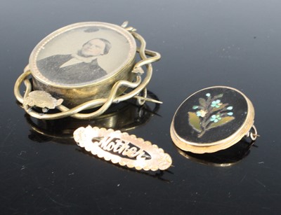 Lot 441 - A Victorian pinchbeck mounted mourning brooch,...