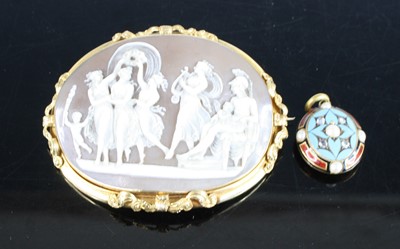 Lot 451 - A Victorian carved shell cameo brooch...