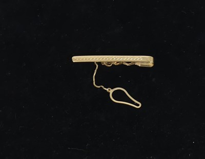 Lot 459 - A 9ct gold tie-clip, with safety chain, 2.5g