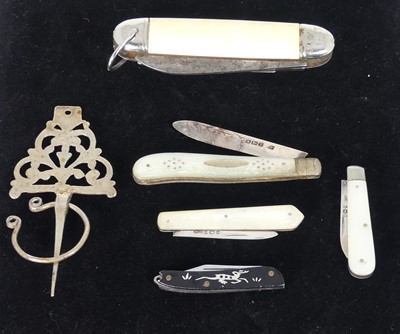 Lot 476 - A collection of pocket and fruit knives, to...