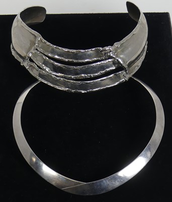 Lot 492 - A contemporary white metal collar with...