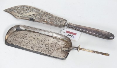Lot 304 - A 19th century fish slice having a shaped and...