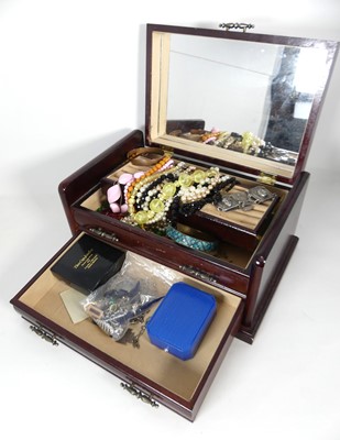 Lot 326 - A modern mahogany jewellery box and contents...