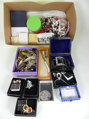 Lot 330 - A collection of miscellaneous items to include...