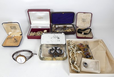 Lot 332 - A collection of miscellaneous items to include...