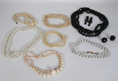 Lot 338 - A small collection of costume jewellery, to...