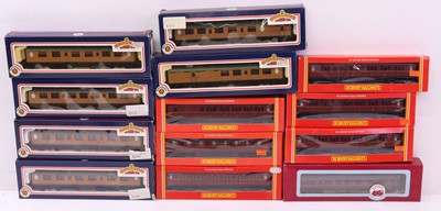 Lot 65 - One tray containing various 00 gauge coaches...