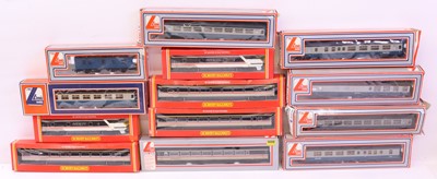 Lot 90 - One tray containing various 00 coaches to...