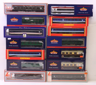 Lot 101 - One tray containing various 00 gauge coaches...