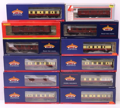 Lot 103 - One tray containing various 00 gauge coaches...