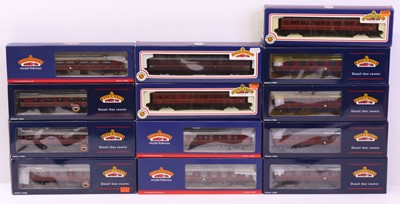 Lot 108 - One tray containing various Bachmann 00 gauge...
