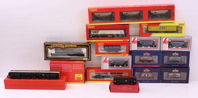 Lot 111 - One tray containing various 00 gauge wagons to...